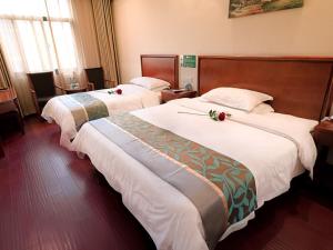 Een bed of bedden in een kamer bij Greentree Inn Mozitan Road Yiwu Small Commodities Wholesale City