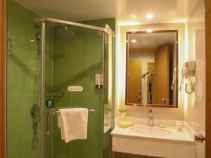 Ванная комната в GreenTree Inn Bengbu Longzihu District Railway Station Express Hotel