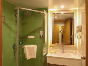Ένα μπάνιο στο GreenTree Inn Bengbu Longzihu District Railway Station Express Hotel