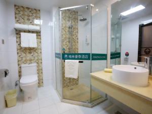 une salle de bain avec un lavabo, une douche et des toilettes dans l'établissement GreenTree Inn JiangSu NanTong HaiMen Shanghe Plaza Express Hotel, à Haimen