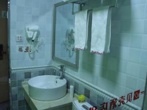 Kylpyhuone majoituspaikassa Shell Zhangye Ganzhou Area East Street Drum Tower Hotel