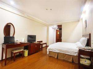 A bed or beds in a room at GreenTree Inn Anhui Huangshan Jiangjing District Tiandu Avenue Business Hotel