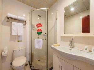 Ένα μπάνιο στο GreenTree Inn Jiangsu Suzhou Mudu Ancient Street Express Hotel