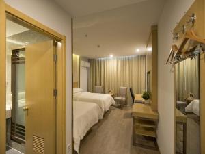 Habitación de hotel con cama grande y baño. en GreenTree Inn Zhenjiang Danyang City Danbei Town Xinqiao Business Hotel, en Matunlijia