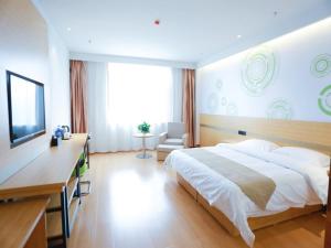 Postel nebo postele na pokoji v ubytování GreenTree Inn Jin Intermediary Resting Dingyang West Road Express Hotel