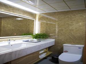 y baño con lavabo, aseo y espejo. en GreenTree Eastern Taiyuan Jinyuan District Xinjinyu Road Hotel, en Taiyuán