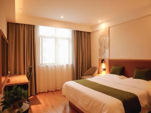 une chambre d'hôtel avec un grand lit et une fenêtre dans l'établissement GreenTree Inn Anqing City Huai Ning County Wanhe Road Select Hotel, à Qianshan 14 autres photos
