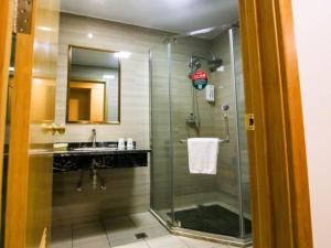 Ένα μπάνιο στο GreenTree Inn Anhui Huaibei Xiangshan International Trade Plazas business hotel