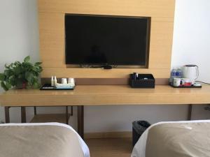 TV a/nebo společenská místnost v ubytování GreenTree Inn Langfang Dachang Movie City Select Hotel + 8 fotografií