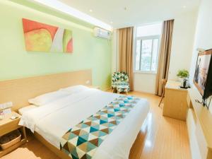 Televisyen dan/atau pusat hiburan di Shell Shanghai Jiadingbei Subway Station Shuping Road Hotel