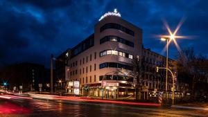 un edificio en una calle de la ciudad por la noche en Hotel Esplanade Dortmund en Dortmund