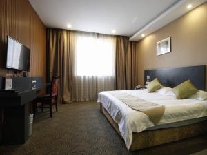 GreenTree Inn WenZhou LuCheng XiaoNanMen Express Hotel tesisinde bir odada yatak veya yataklar