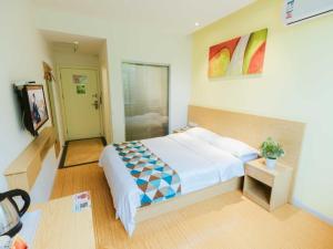 Katil atau katil-katil dalam bilik di Shell Shanghai Jiadingbei Subway Station Shuping Road Hotel