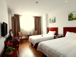 Ένα ή περισσότερα κρεβάτια σε δωμάτιο στο GreenTree Inn Shandong Dongying Xisi Road Huachuang Building Business Hotel