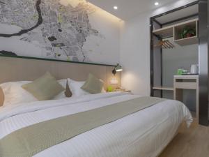 A bed or beds in a room at Vatica Hefei Huangshan Road Yuexi Road Hotel