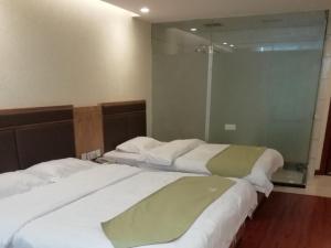 Rúm í herbergi á GreenTree Alliance Nanping Yanping District Xinjian Road Hotel