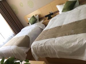 Postel nebo postele na pokoji v ubytování GreenTree Inn Langfang Dachang Movie City Select Hotel