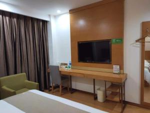 TV a/nebo společenská místnost v ubytování GreenTree Inn Hefei Huainan Road Huaihe Garden Express Hotel
