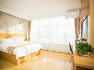 Postel nebo postele na pokoji v ubytování GreenTree Inn Tangshan Qianxi Bus Terminal Express Hotel