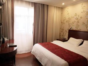a hotel room with a bed and a window at GreenTree Inn Zhejiang Ningbo Dongqian Lake Yinxian Avenue North Mozhi Road Business Hotel in Ningbo
