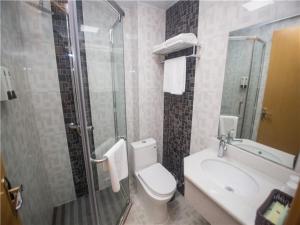 y baño con ducha, aseo y lavamanos. en Green Alliance Chengde City Shuangqiao District Summer Resort Hotel, en Chengde