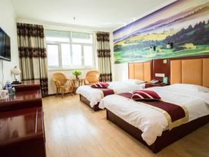 a hotel room with two beds and a painting on the wall at Green Alliance Langfang Xianghe County Xiushui Street PengDa furniture city Hotel in Langfang