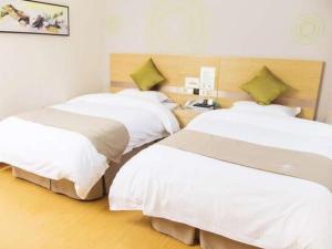 Postel nebo postele na pokoji v ubytování GreenTree Inn Jiangsu Yancheng Dafeng port Sea world Hotel
