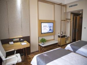 Televiisor ja/või meelelahutuskeskus majutusasutuses GreenTree Eastern Taiyuan Jinyuan District Xinjinyu Road Hotel