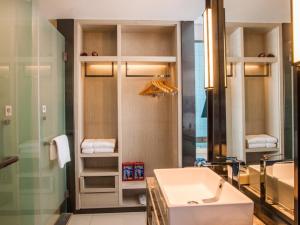 a bathroom with a sink and a mirror at GreenTree Eastern Lianyungang Jiaruibao Plaza Hotel in Lianyungang