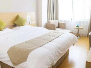 Postel nebo postele na pokoji v ubytování GreenTree Inn Jiangsu Yancheng Dafeng port Sea world Hotel