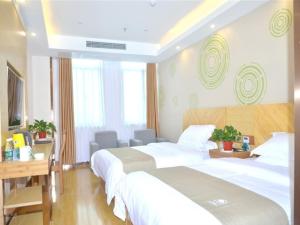 Een bed of bedden in een kamer bij GreenTree Inn Chizhou Dongzhi DistrictLiShan Xiushui Express Hotel