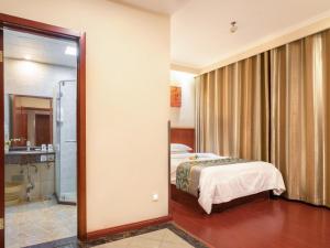 Een bed of bedden in een kamer bij Greentree Inn Mozitan Road Yiwu Small Commodities Wholesale City