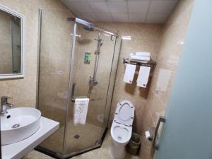 W łazience znajduje się prysznic, toaleta i umywalka. w obiekcie Shell Liu'an Wanxi Avenue International Motor City Hotel w mieście Lu'an