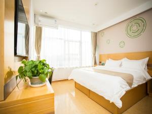 Postel nebo postele na pokoji v ubytování GreenTree Inn Tangshan Qianxi Bus Terminal Express Hotel