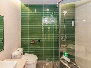Et badeværelse på GreenTree Inn Dalian Airport New District Xinzhaizi Express Hotel