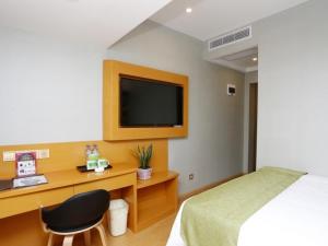 TV a/nebo společenská místnost v ubytování Vatica Hefei Silihe Road wen One hundred street Hotel