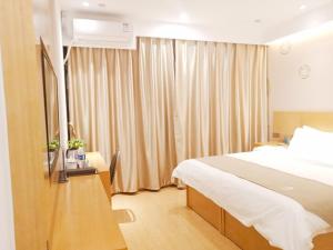 Postel nebo postele na pokoji v ubytování GreenTree Inn Tangshan Qianxi Bus Terminal Express Hotel