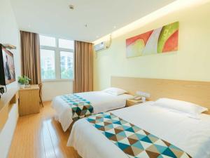 Katil atau katil-katil dalam bilik di Shell Shanghai Jiadingbei Subway Station Shuping Road Hotel