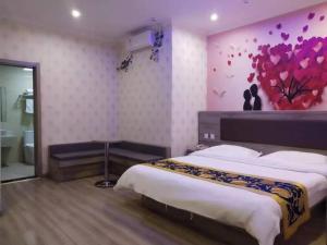 a bedroom with a large bed with a pink wall at Shell Taiyuan City Xiaodian District Zhenwu Road Hotel in Taiyuan
