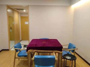 una sala de conferencias con mesa y sillas azules en GreenTree Inn Changzhou Menghe Town Chengfeng Building Business Hotel, en Changzhou