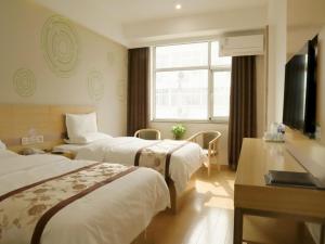 A bed or beds in a room at GreenTree Inn Shijiazhuang Qiaoxi District Zhongshan Road Xili Street Express Hotel