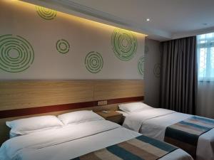 Rúm í herbergi á GreenTree Inn Jiangsu Xuzhou Yunlong District West Gate of Yunlong Public Park Express Hotel