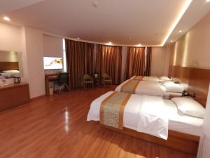 Voodi või voodid majutusasutuse GreenTree Inn Nei Monggol Autonomous Region Alxa Left banner Wealth Center Business Hotel toas