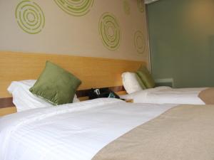 Postel nebo postele na pokoji v ubytování GreenTree Inn Langfang Dachang Movie City Select Hotel