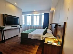 Ліжко або ліжка в номері GreenTree Inn Anhui Lu’an Huoshan Yingjia Avenue Business Hotel