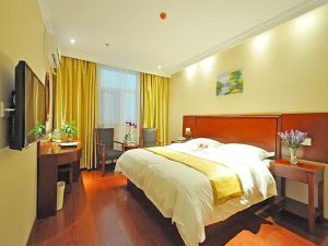 Voodi või voodid majutusasutuse GreenTree Inn Linxi International Convention Center Express Hotel toas