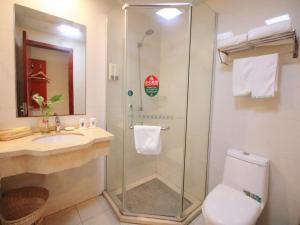 une salle de bain avec une douche, des toilettes et un lavabo dans l'établissement GreenTree Alliance JiangSu SuZhou Industrial Park LianFeng Plaza Hotel, à Suzhou 32 autres photos