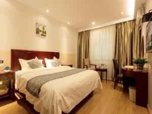 Postel nebo postele na pokoji v ubytování GreenTree Inn Hebei Zhangjiakou Jinding Ci’er Mountain Road Business Hotel