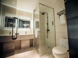 ein Badezimmer mit Dusche, Toilette und Waschbecken in der Unterkunft GreenTree Inn Taizhou Xinghua City Zhouzhuang Town Business Hotel in Taizhou