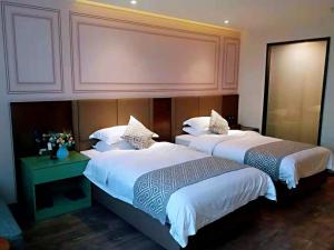 two beds in a hotel room with at GME Huainan Tianjiaan District Chaoyang East Road Hotel in Huainan +20 photos